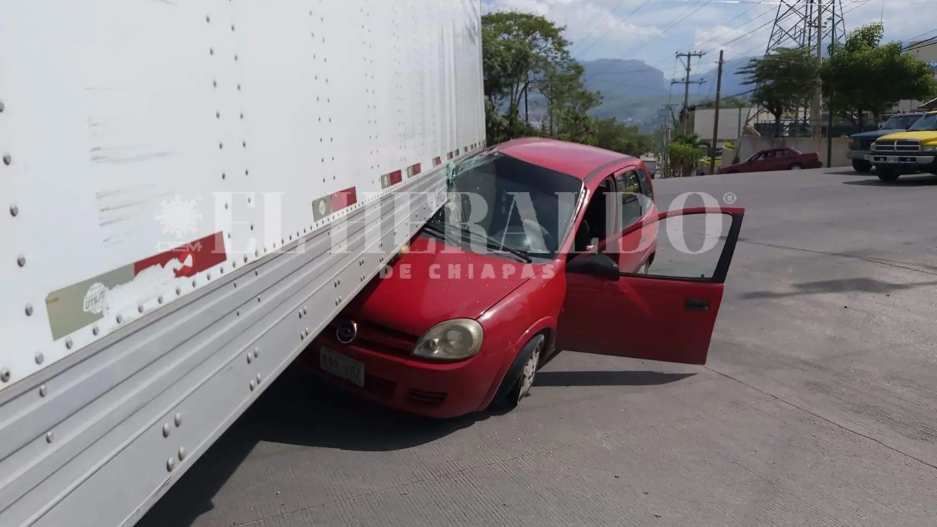 Conductora se incrusta contra caja de tráiler